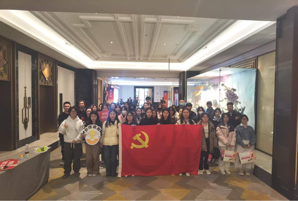 人们站在房间里描述已自动生成