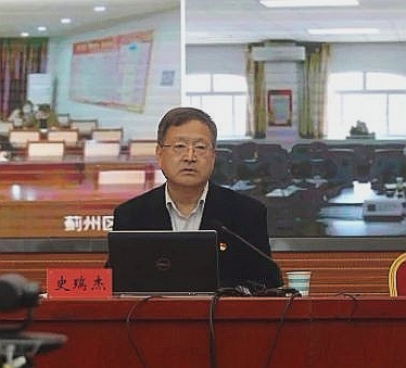 图片包含 室内, 桌子, 窗户, 人描述已自动生成