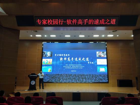 图片包含 室内, 天花板, 桌子, 标志描述已自动生成