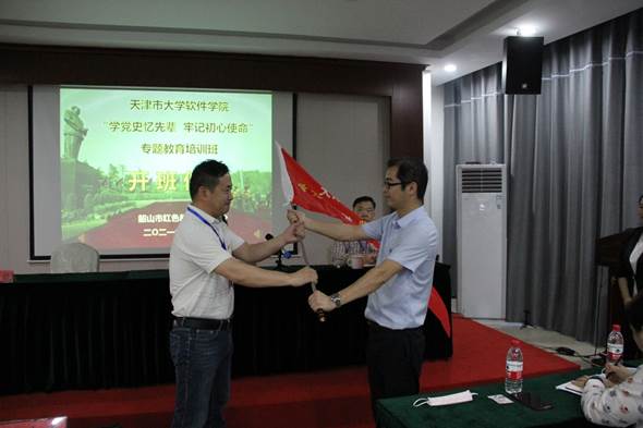 人站在房间里玩体感游戏中度可信度描述已自动生成