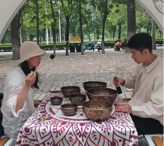 图片包含 人, 桌子, 食物, 户外 描述已自动生成