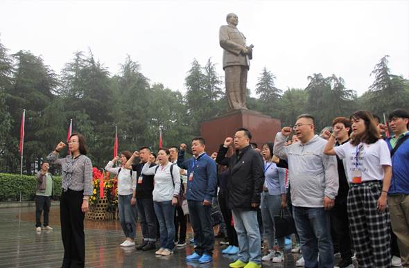 一群人站在雕塑前描述已自动生成