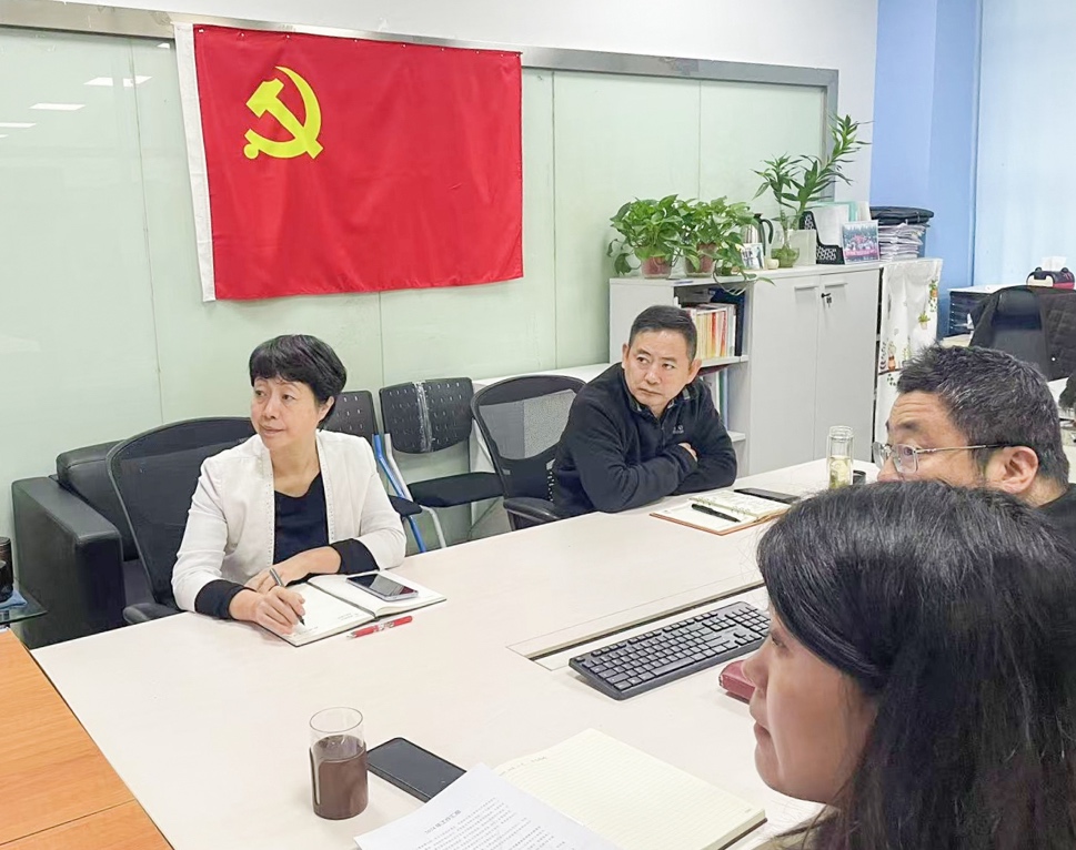 桌子上放着笔记本电脑前的人们描述已自动生成